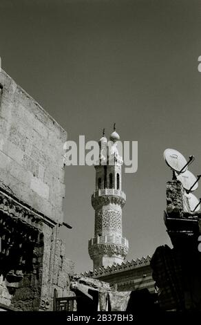 Photographie de voyage - scène de rue montrant les minarets d'Al Azhar dans le quartier islamique du Caire de la ville du Caire en Egypte en Afrique du Nord Moyen-Orient Banque D'Images