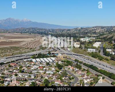 Vue aérienne de l'autoroute avec circulation entourée de maisons à Diamond Bar City. Intersection route de transport de ville avec mouvement de véhicule. Est De Los Angeles, Californie, États-Unis. 3 mars 2020 Banque D'Images
