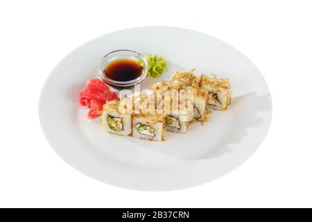 Sushi, petits pains, uramaki avec flocons de thon, avocat, concombre, fromage et saumon, poisson, fruits de mer crus, sauce soja, gingembre mariné et wasabi. Nourriture sur plaque Banque D'Images