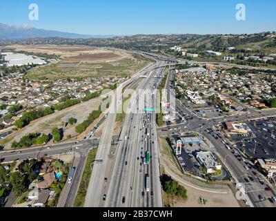 Vue aérienne de l'autoroute avec circulation entourée de maisons à Diamond Bar City. Intersection route de transport de ville avec mouvement de véhicule. Est De Los Angeles, Californie, États-Unis. 3 mars 2020 Banque D'Images