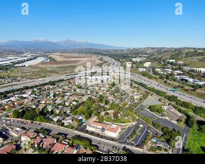 Vue aérienne de l'autoroute avec circulation entourée de maisons à Diamond Bar City. Intersection route de transport de ville avec mouvement de véhicule. Est De Los Angeles, Californie, États-Unis. 3 mars 2020 Banque D'Images