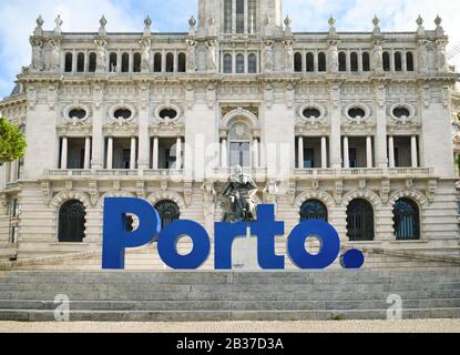 Statue De Garrett Et Hôtel De Ville De Porto Sur L'Avenida Dos Aliados Banque D'Images