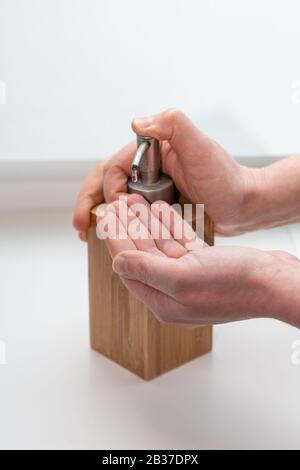 Lavage total des mains : femme se lavant les mains pour éviter des maladies comme le coronavirus Banque D'Images