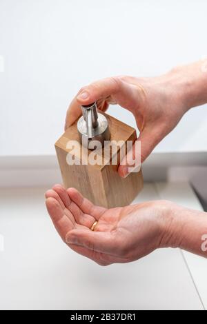 Lavage total des mains : femme se lavant les mains pour éviter des maladies comme le coronavirus Banque D'Images