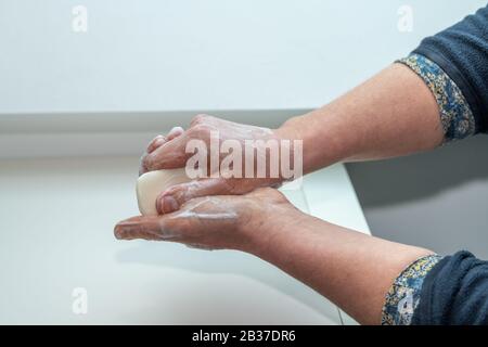 Lavage total des mains : femme se lavant les mains pour éviter des maladies comme le coronavirus Banque D'Images