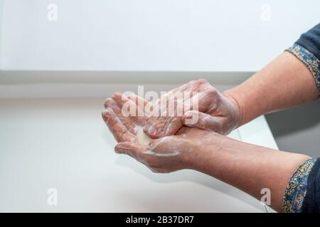 Lavage total des mains : femme se lavant les mains pour éviter des maladies comme le coronavirus Banque D'Images