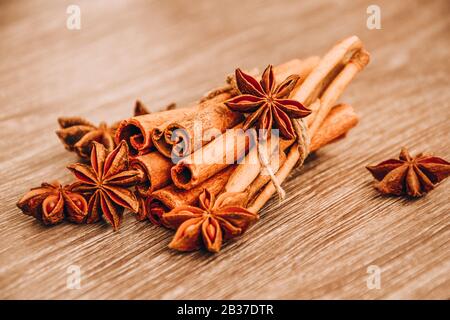 Cannelle et anis étoilé sur fond de bois, herbes et épices sur fond de bois Banque D'Images