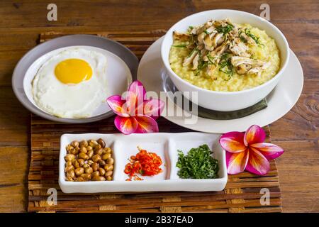 Oeuf frit et porridge Ubud Bali Indonésie Banque D'Images