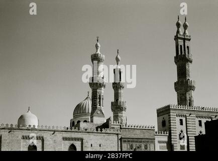 Photographie de voyage - les minarets de la Mosquée Al Azhar et Madrassa dans le quartier islamique du Caire Fatimide de la ville du Caire en Egypte en Afrique du Nord Banque D'Images