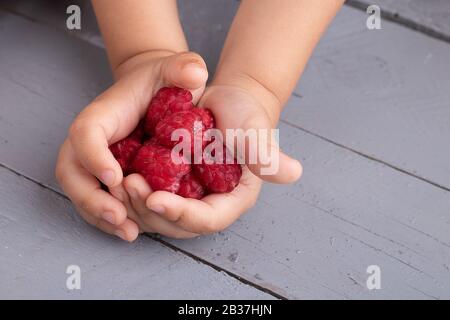 Enfants tenant Les Fraises dans les mains, vue de dessus Banque D'Images