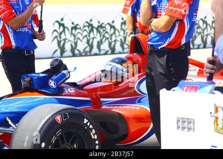 Newton Iowa, 19 juillet 2019 : 4 Matheus Leist, Brésil, pilote pour A.J. Foyt Enterprises, assis dans le poste de pilotage pendant la qualification de l'Iowa 300 Indycar. Banque D'Images