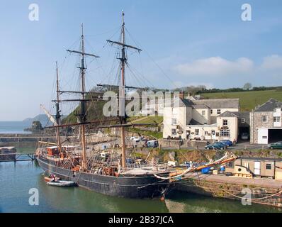 2002 vue sur l'arc de Kaskelot & workmen sur la barque en bois trois grands bateaux à quai dans le port de Charlestown pour les réparations St Austell Bay Cornwall Angleterre Royaume-Uni Banque D'Images