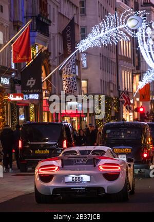 Une voiture de sport porsche spyder en circulation sur New Bond Street pendant la période festive 2019 à Londres, au Royaume-Uni. Banque D'Images