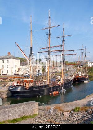 2002 vue arrière de Kaskelot & workmen sur la barque en bois trois grands bateaux dégoûtés dans le port de Charlestown pour les réparations St Austell Bay Cornwall Angleterre Royaume-Uni Banque D'Images