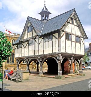 Ancien bâtiment en bois de l'école Grammar à partir de 1614 avec espace de marché couvert en dessous maintenant un symbole de la ville de Market Harborough Leicestershire Angleterre Royaume-Uni Banque D'Images