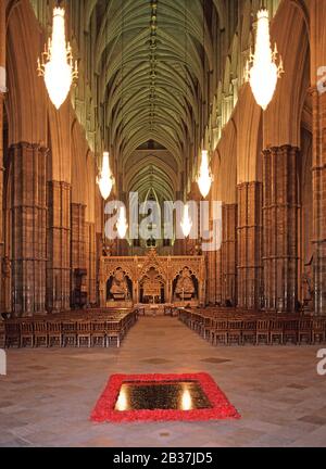L'intérieur de l'abbaye de Westminster la nuit la Nave & British grave ou Tomb du guerrier inconnu honorent l'inconnu mort de la première Guerre mondiale Londres Royaume-Uni Banque D'Images
