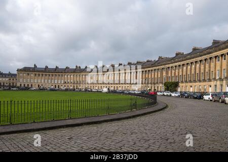 Royal Crescent à Bath, Somerset est célèbre pour sa rangée incurvée de maisons de style Régence donnant sur le vert Banque D'Images