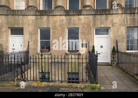 Royal Crescent à Bath, Somerset est célèbre pour sa rangée incurvée de maisons de style Régence donnant sur le vert Banque D'Images