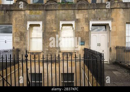 Royal Crescent à Bath, Somerset est célèbre pour sa rangée incurvée de maisons de style Régence donnant sur le vert Banque D'Images