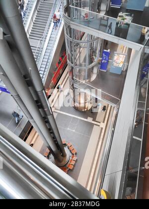 Berlin, Allemagne - 29 avril 2019 : la magnifique gare centrale de Berlin Hauptbahnhof à plusieurs niveaux en Allemagne. Banque D'Images