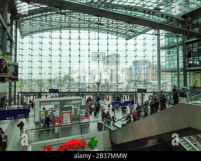 Berlin, Allemagne - 29 avril 2019 : la magnifique gare centrale de Berlin Hauptbahnhof, surpeuplée, en Allemagne. Banque D'Images