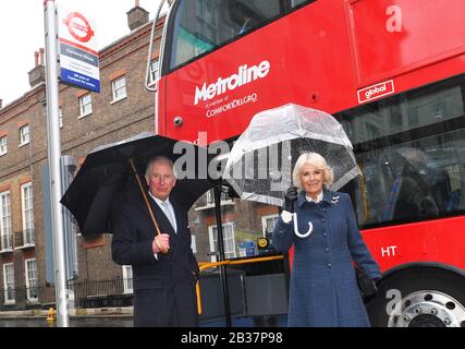 Le Prince de Galles et la duchesse de Cornwall se préparent à bord d'un nouveau bus électrique à impériale à Clarence House à Londres pour se rendre au London Transport Museum pour participer aux célébrations qui marquent 20 ans de transport pour Londres. Photo PA. Date De L'Image: Mercredi 4 Mars 2020. Crédit photo : Stuart Wilson/PA Wire Banque D'Images