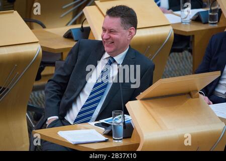 Édimbourg, Royaume-Uni. 4 mars 2020. Photo : Murdo Fraser MSP - Secrétaire du Cabinet fantôme pour la Constitution et les Affaires extérieures pour le Parti conservateur et unioniste écossais. Débat du gouvernement écossais: La résolution des taux écossais scènes à l'intérieur de la chambre de débat du Parlement écossais. Crédit : Colin Fisher/Alay Live News Crédit : Colin Fisher/Alay Live News Banque D'Images