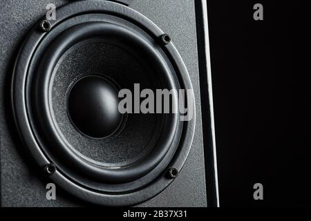 Haut-parleurs du système d'enceintes en gros plan sur fond noir. Haut-parleur rond noir Banque D'Images