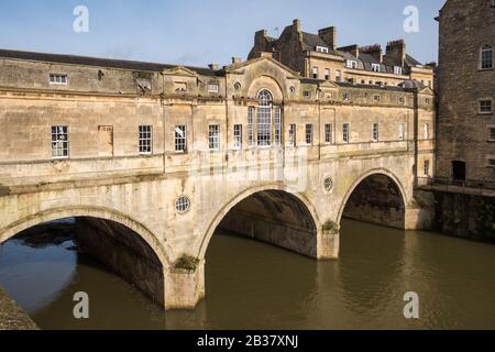 Le pont Pulteney à Bath, Somerset, traverse la rivière Avon.Conçu par Robert Adam dans un style palladien, construit en 1774 Banque D'Images