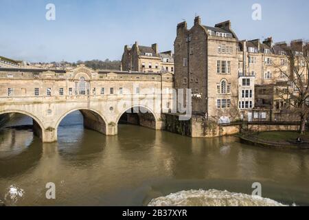 Le pont Pulteney à Bath, Somerset, traverse la rivière Avon.Conçu par Robert Adam dans un style palladien, construit en 1774 Banque D'Images