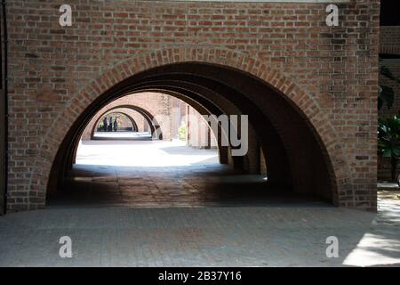 Ahmedabad / Inde / 11 avril 2017: Structure des arches en brique en perspective Banque D'Images