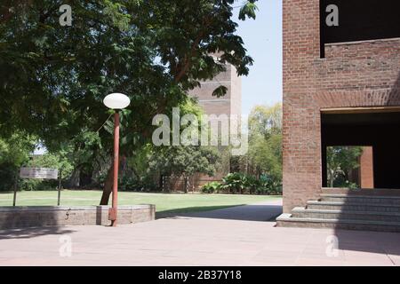Ahmedabad / Inde / 11 avril 2017: Grande lampe dans la cour des bâtiments en briques en inde Banque D'Images