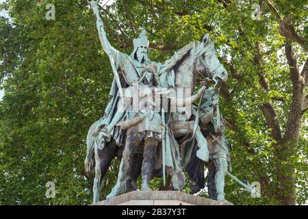 Charlemagne et ses Leudes : sculpture sur la plaza de notre Dame de Paris Banque D'Images