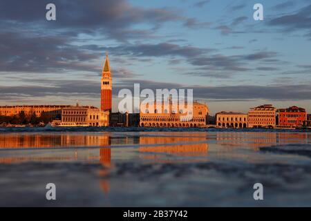 La Piazzetta San Marco, Vue D'Isola San Giorgio Maggiore; Venise, Vénétie; Italie Banque D'Images