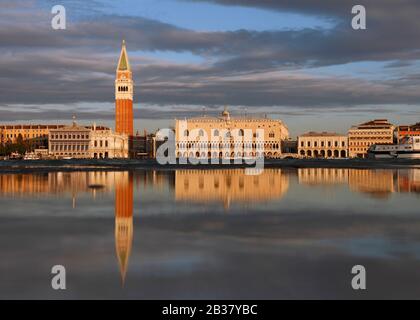 La Piazzetta San Marco, Vue D'Isola San Giorgio Maggiore; Venise, Vénétie; Italie Banque D'Images