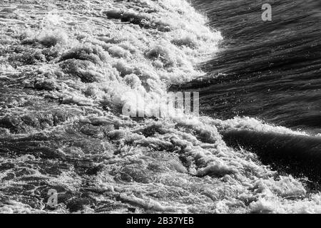 L'eau se précipite sur un émir. Banque D'Images