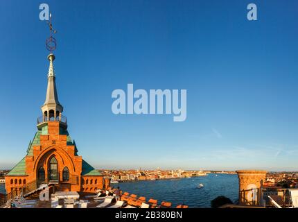 Terrasse Sur Le Toit Du Hilton Molino Stucky Venice, Guidecca, Venise, Vénétie, Italie. Banque D'Images