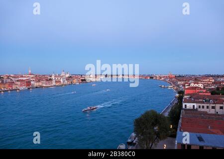 Vue depuis le toit-terrasse du Hilton Molino Stucky Venice, Guidecca, Venise, Vénétie, Italie. Banque D'Images