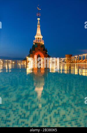 Piscine sur le toit du Hilton Molino Stucky Venice, Giudecca, Venise, Vénétie, Italie. Banque D'Images