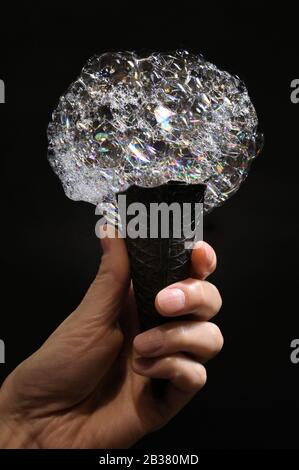 Coupe Gaufrée Noire Abstraite Et Bulles De Savon Isolées Banque D'Images