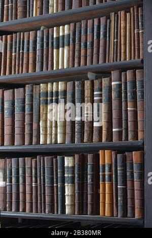 Vieux Livres Historiques Dans La Bibliothèque Publique Banque D'Images