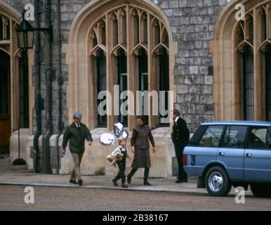 Peter Phillips et la princesse Anne quittent une fête de Pâques dans le Quadrangle au château de Windsor, à Windsor, en Angleterre, en mars 1984 Banque D'Images