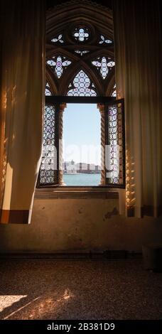 Regardez par une fenêtre dans le Palais des Doges (Palazzo Ducale), Venise, Vénétie, Italie, Europe. Banque D'Images