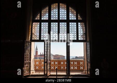 Regardez par une fenêtre dans le Palais des Doges (Palazzo Ducale), Venise, Vénétie, Italie, Europe. Banque D'Images