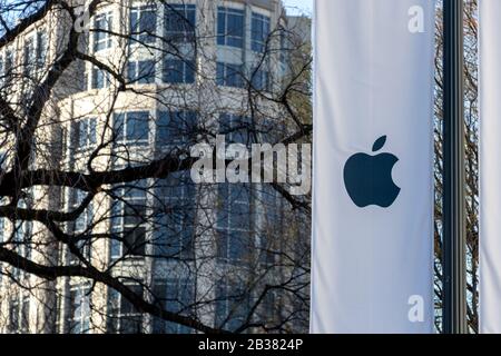 Logo Apple sur un drapeau vertical dans le centre-ville de Washington, D.C. à l'extérieur de Carnegie Library Store. Banque D'Images