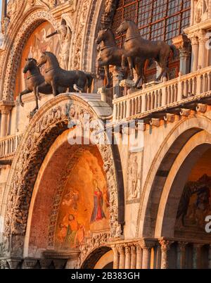 Chevaux de bronze de saint Marc, La Basilique de San Marco, la Place Saint-Marc, Venise, Vénétie, Italie. Banque D'Images