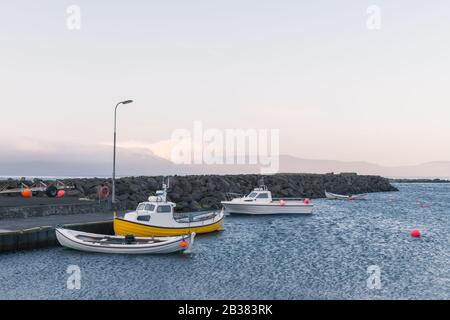 Vue du matin sur un bateau amarré dans un petit quai du village de Kirkjubour sur l'île de Streymoy, îles Féroé, Danemark Banque D'Images