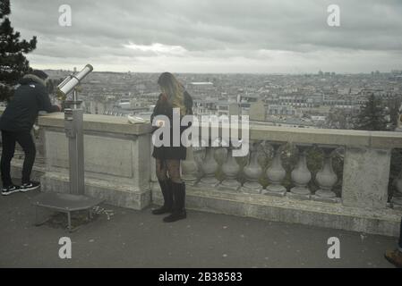 Les femmes aux cheveux blonds sombres à un point de vue surplombant Paris, pasakdek Banque D'Images