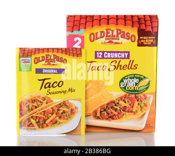 Irvine, CA - 05 janvier 2014 : Old El Paso Taco Shells et Taco Seasoning. Depuis 1938, Old El Paso produit de la cuisine mexicaine populaire. Banque D'Images