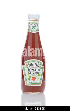 Irvine, CALIFORNIE - 23 MAI 2019: Une bouteille rétro en verre de 14 onces de Heinz Tomato Ketchup. Banque D'Images